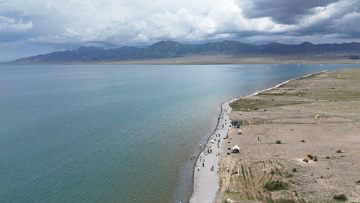 赛里木湖湖岸